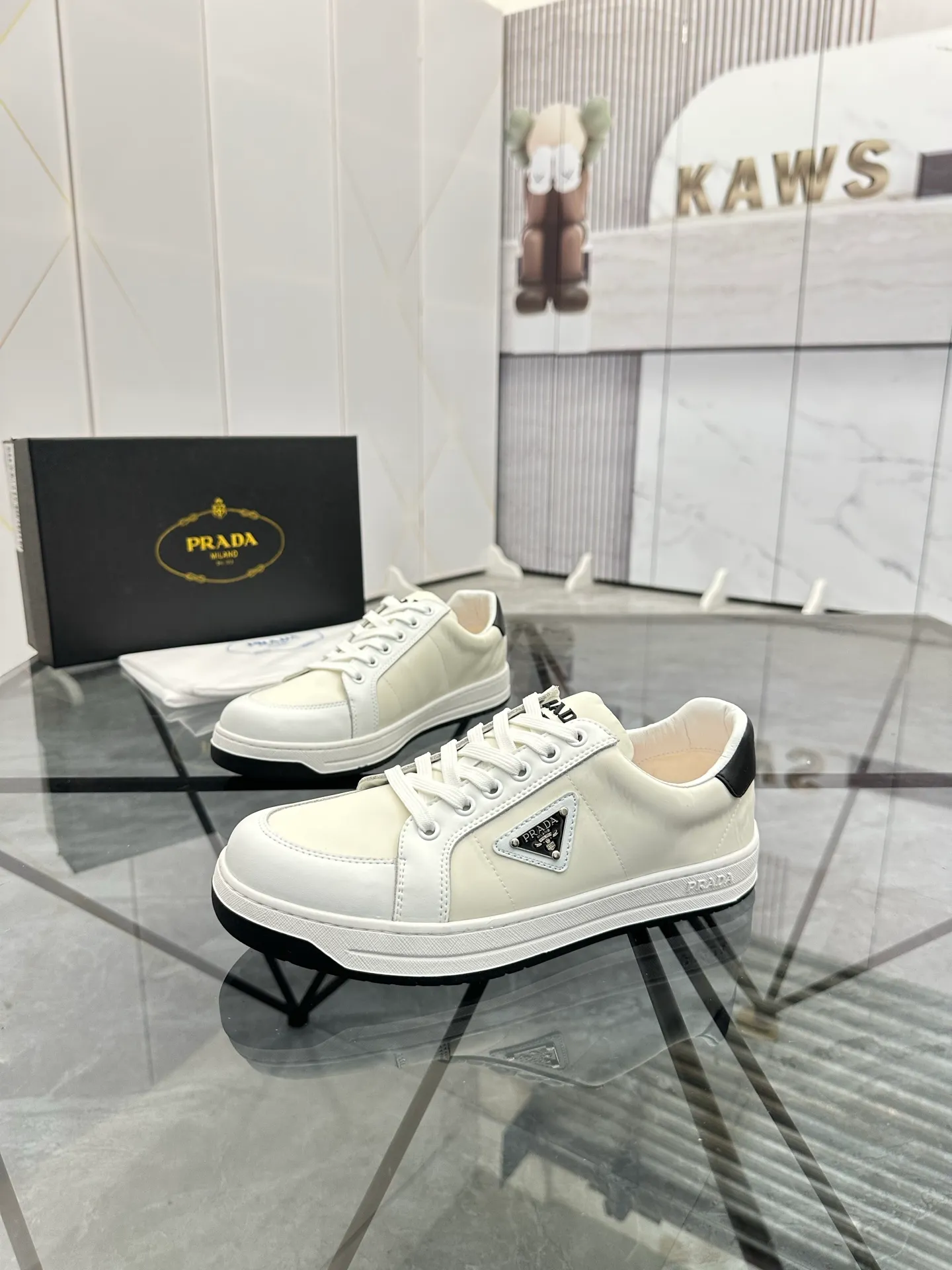 Men's shoes: 💰P400¥ Product trademark: Prada *"Prada*" low-top casual shoes Regular size: 38-44 (can be customized to 45) Product materials: imported cowhide leather upper spliced ​​with original fabric, sheepskin lining, original outsole. Number: 020